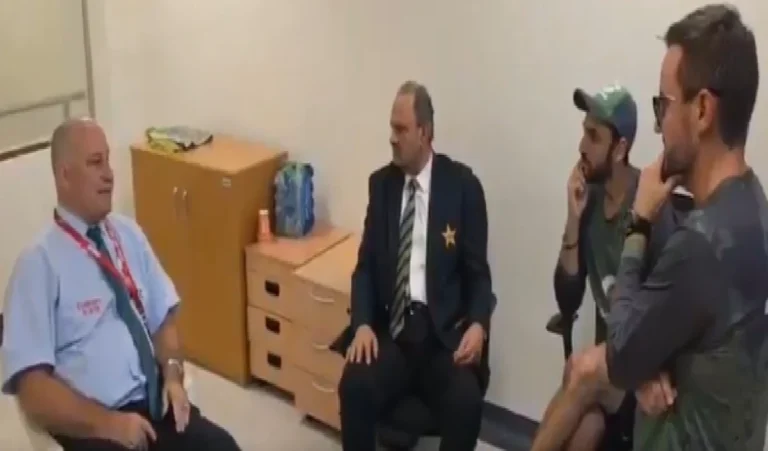 पाकिस्तान क्रिकेट विवाद: क्या एंडी पाइक्रॉफ्ट ने माफी माँगी? वीडियो वायरल Pakistan Uae Asia Cup Nohandshake Controversy