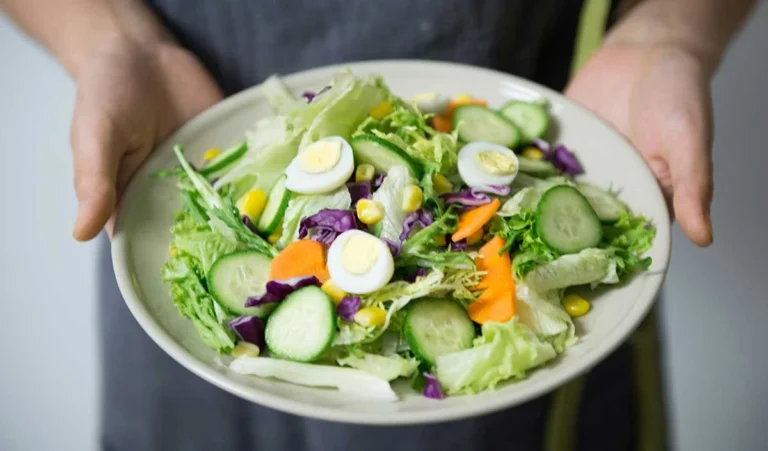 मूड और डाइट: क्या है कनेक्शन? जानें हैप्पी रहने का नया फिटनेस मंत्र Mood Food Connection: Eat Well, Feel Good