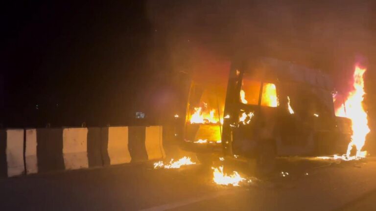 बड़ी ख़बरः डोईवाला फ्लाईओवर पर भीषण आग का शिकार हुई एंबुलेंस Breaking News Update