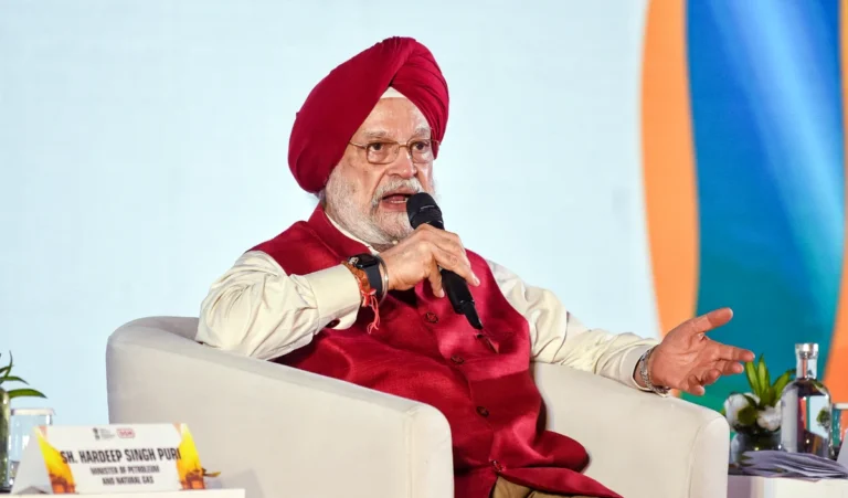 ई-20 पेट्रोल: उद्योग पर क्या प्रभाव? पुरी ने दावों को बताया ‘बकवास’ Minister Dismisses Etwenty Fuel Damage Claims