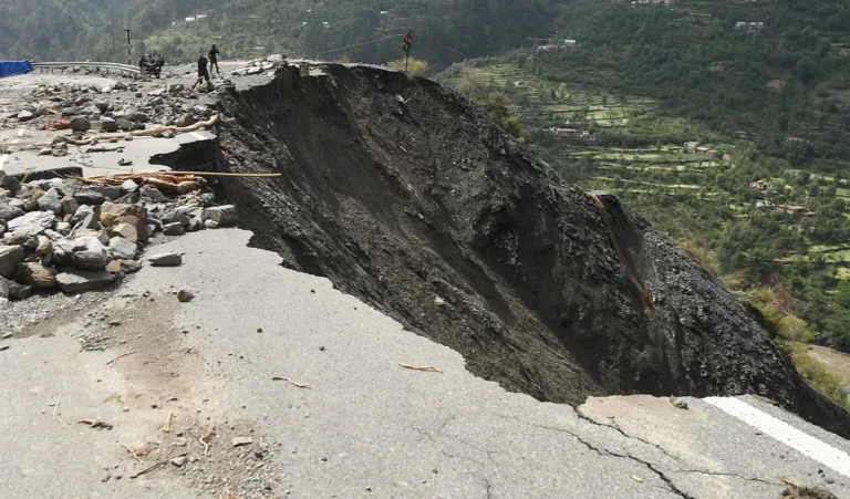 हिमाचल में भूस्खलन: चार और मौतें, राष्ट्रीय आपदा राहत प्रयास तेज Himachal Landslide Death Toll Rises