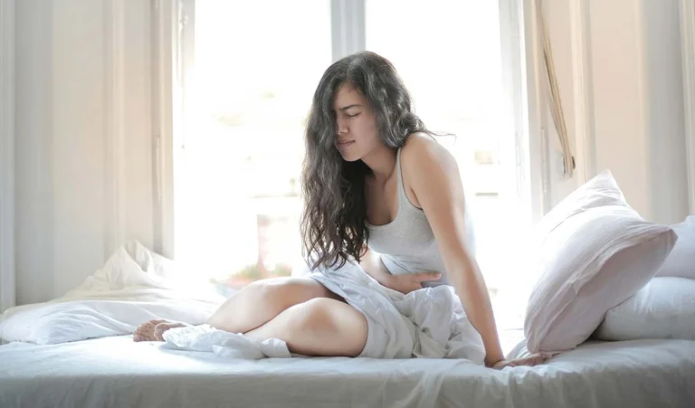 पीरियड्स क्रैम्प्स से छुटकारा पाएं: क्या आपकी डाइट में हैं ये गलतियाँ? Period Cramps Pain Relief Women