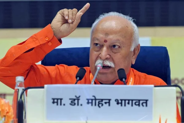 भागवत का संदेश: क्या बीजेपी के लिए राजनीतिक संकेत? राजनीति Bhagwat Remarks Spark Political Debate