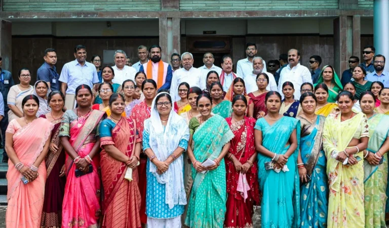 बिहार चुनाव 2024: क्या महिला मतदाता बदलेंगी समीकरण? नीतीश कुमार का दांव Bihar Women Voters Decide Elections