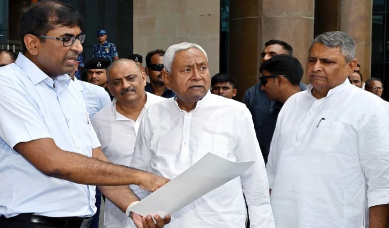 2800 संविदा कर्मियों की वापसी: सरकार का बड़ा फैसला? राष्ट्रीय समाचार Bihar Land Surveyors Reinstated Appeal