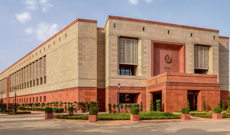 संसद का गतिरोध: क्या राजनीति ने लोकतंत्र को बंधक बनाया? राजनीति Parliamentary Deadlock Hampers Democracy India