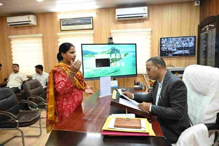 उत्तरकाशी डीएम ने सुनी जनता की फ़रियाद: तत्काल समाधान के आदेश Uttarakhand Official Urges Problem Resolution
