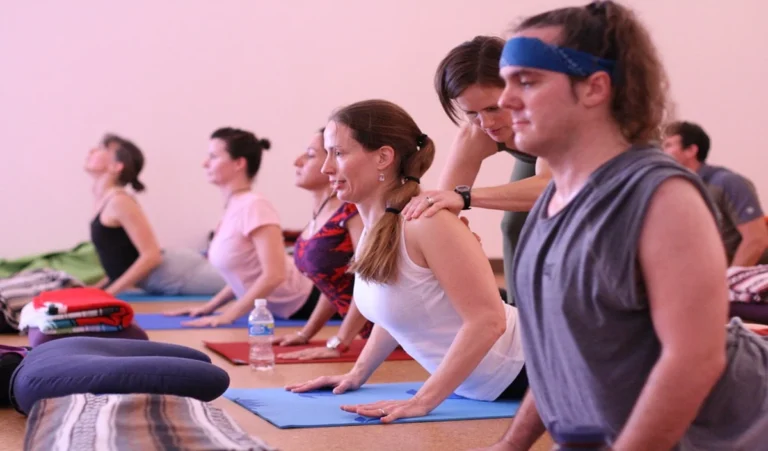 महिलाओं का स्वास्थ्य: बिस्तर पर करें ये 2 योगासन, 7 दिन में पिघलेगी पेट की चर्बी Women Belly Fat Solutions