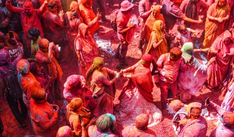 मथुरा: होली के रंग में डूबी कृष्ण नगरी, भक्ति और उल्लास का संगम