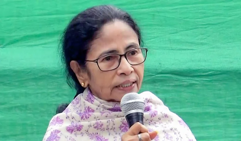 पश्चिम बंगाल: ममता की जिद से शिक्षा व्यवस्था पर संकट, 10 हजार करोड़ डूबे