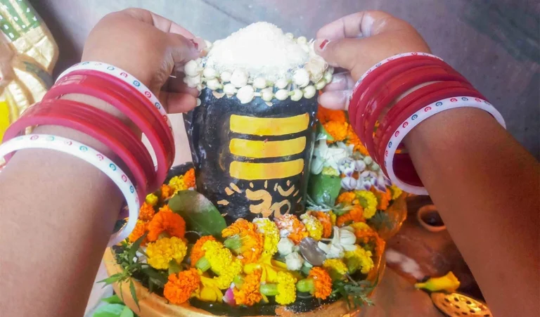 शिवलिंग पूजा: विभिन्न द्रव्यों से निर्मित शिवलिंगों के पूजन के लाभ