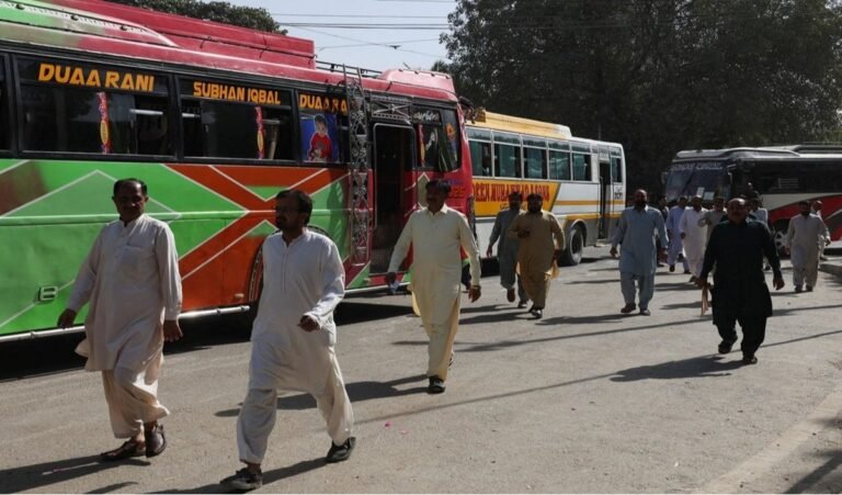 Pakistan में प्रति 1,000 लोगों पर सिर्फ 22 कार, फिर भी Public Transport हाशिए पर