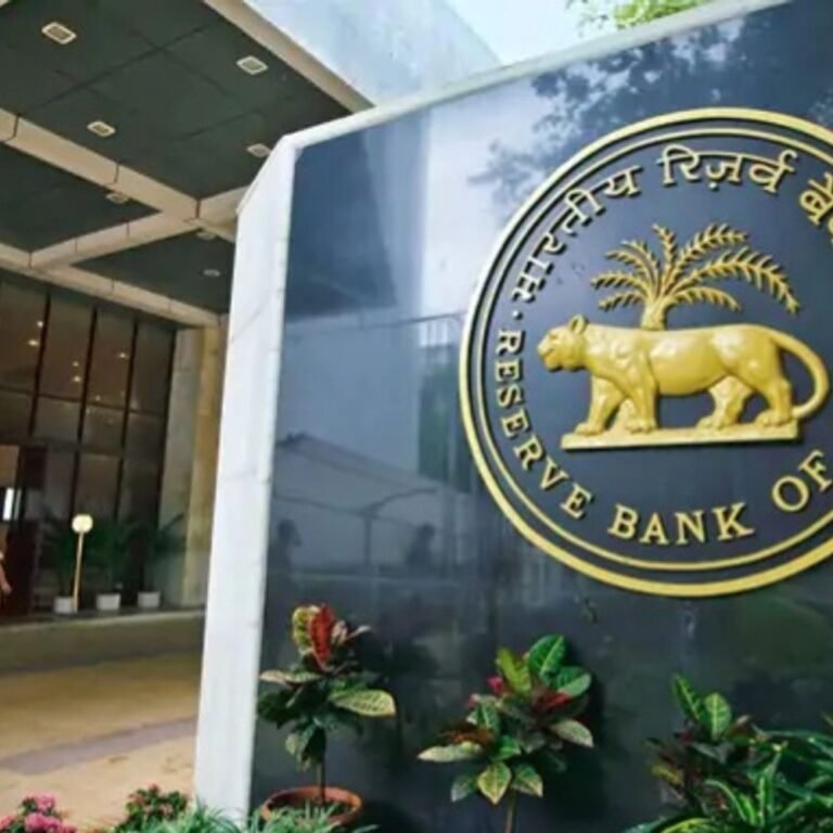 रुपए की गिरावट रोकने के लिए RBI का प्लान:सरकारी तेल कंपनियों के लिए स्पेशल डॉलर विंडो खोली, फॉरेक्स डेरिवेटिव ट्रेडिंग के नियम सख्त किए
