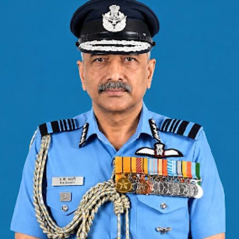 वायुसेना के नए प्रमुख बने आशुतोष दीक्षित, कार्यकाल 2028 तक:20 तरह के लड़ाकू जहाज उड़ाने में माहिर, कारगिल जंग में भी शामिल रहे